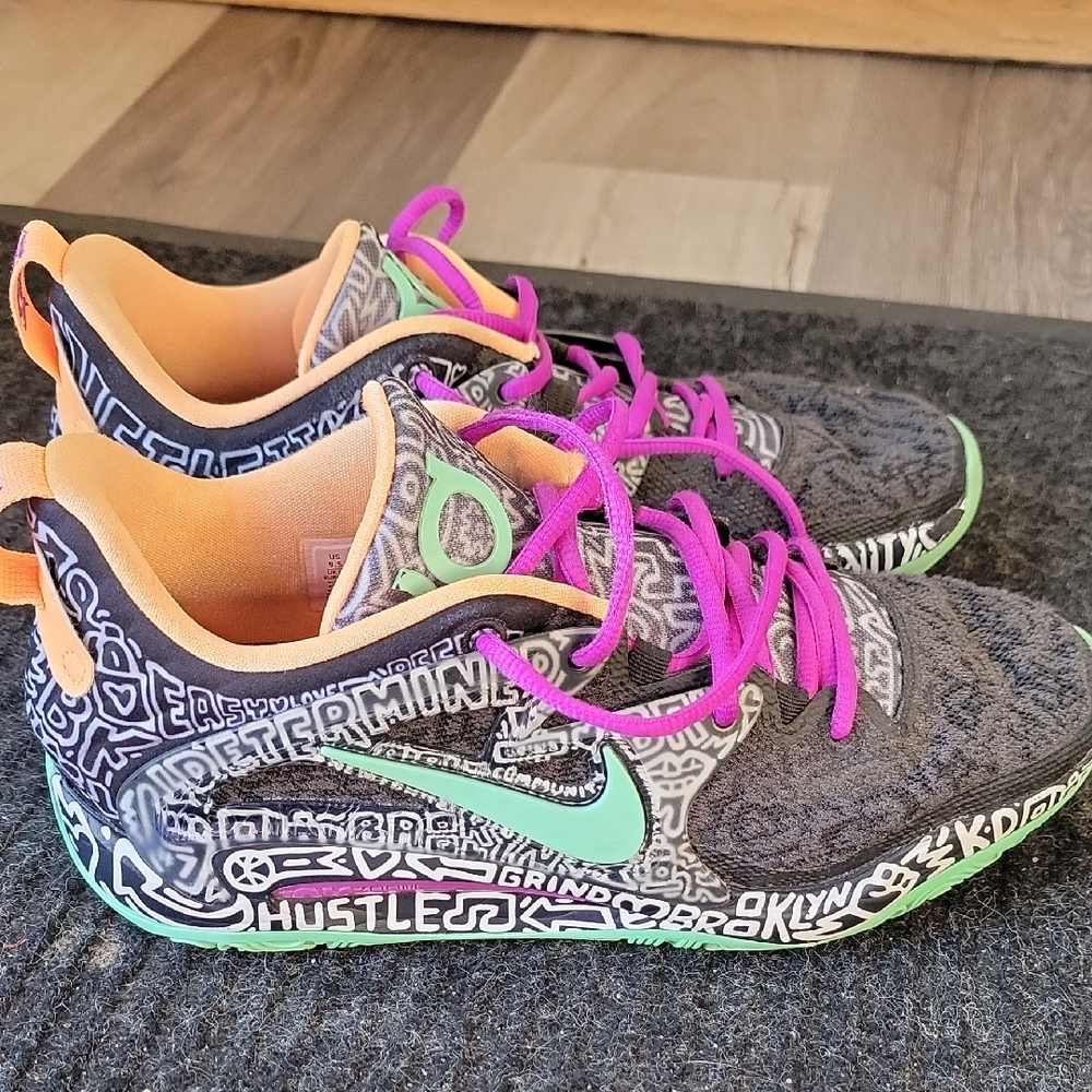 Men's Basketball Shoes - Size 9.5